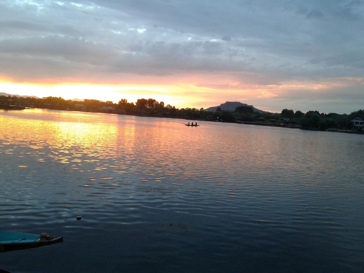 S Group Of Houseboat Hotel Srinagar  Exterior photo