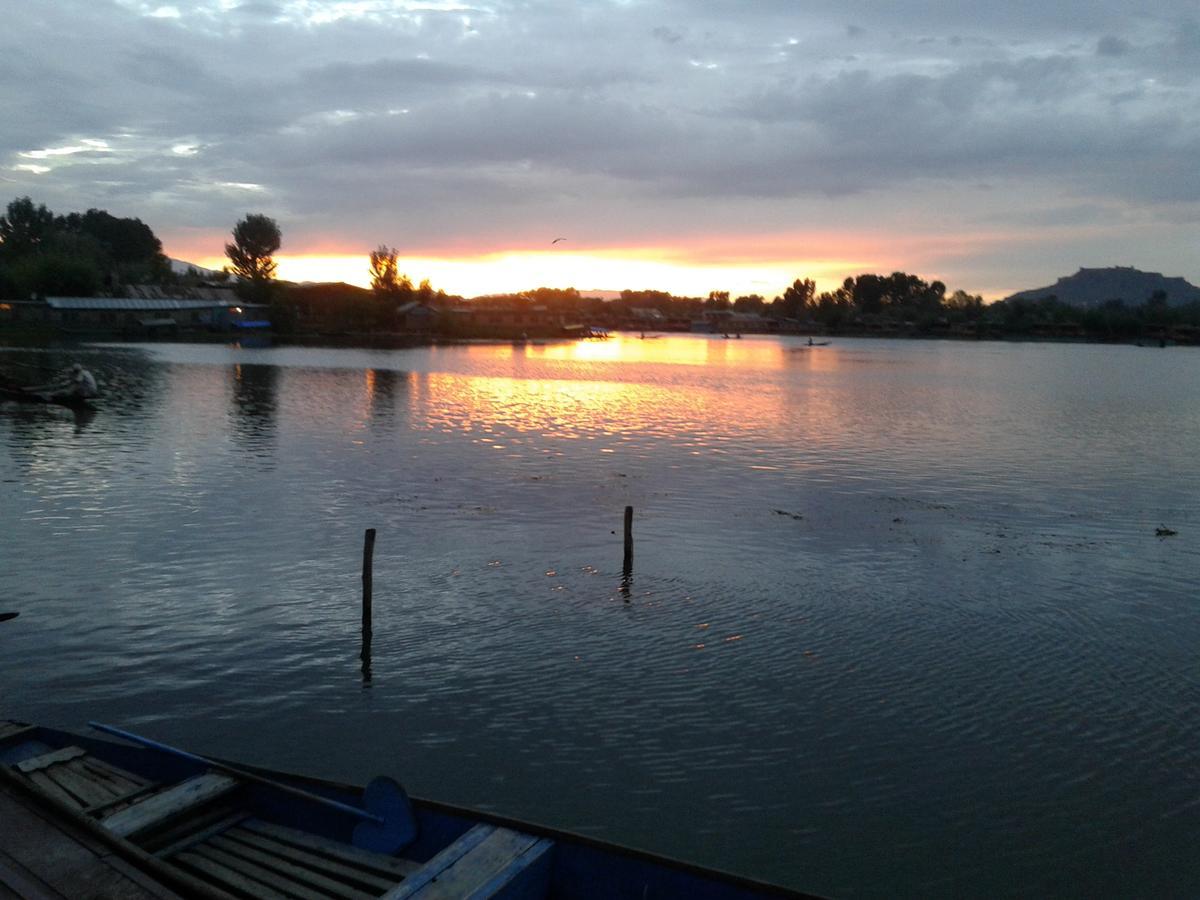 S Group Of Houseboat Hotel Srinagar  Exterior photo