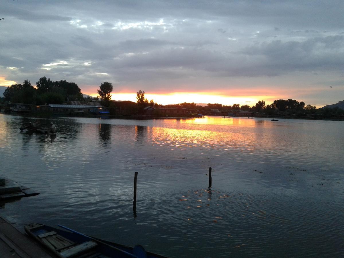 S Group Of Houseboat Hotel Srinagar  Exterior photo