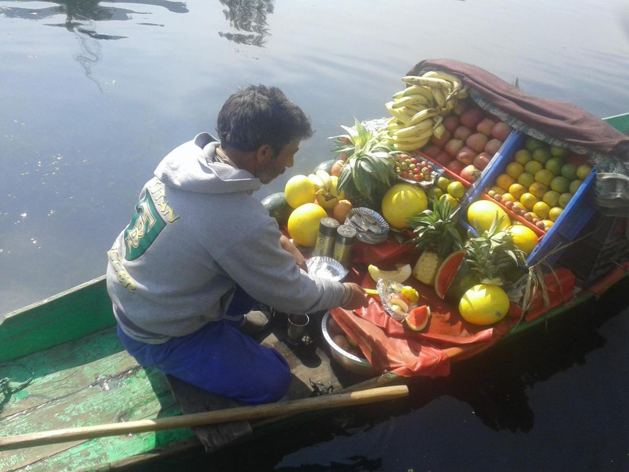 S Group Of Houseboat Hotel Srinagar  Exterior photo