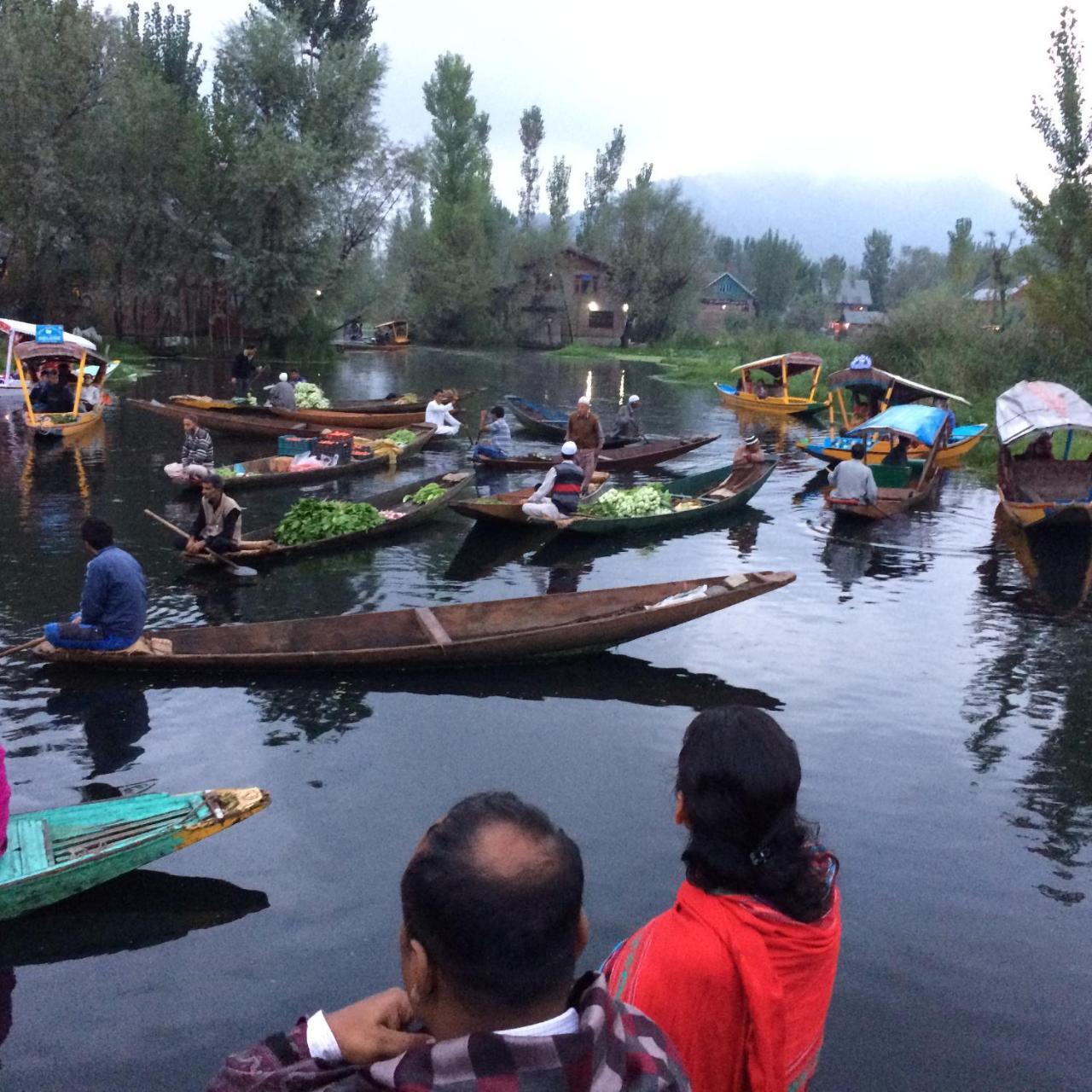 S Group Of Houseboat Hotel Srinagar  Exterior photo