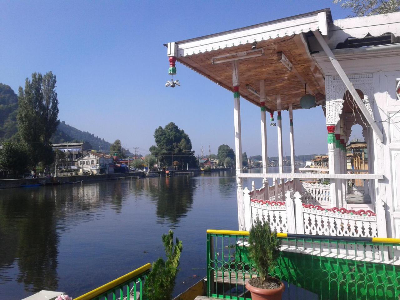 S Group Of Houseboat Hotel Srinagar  Exterior photo