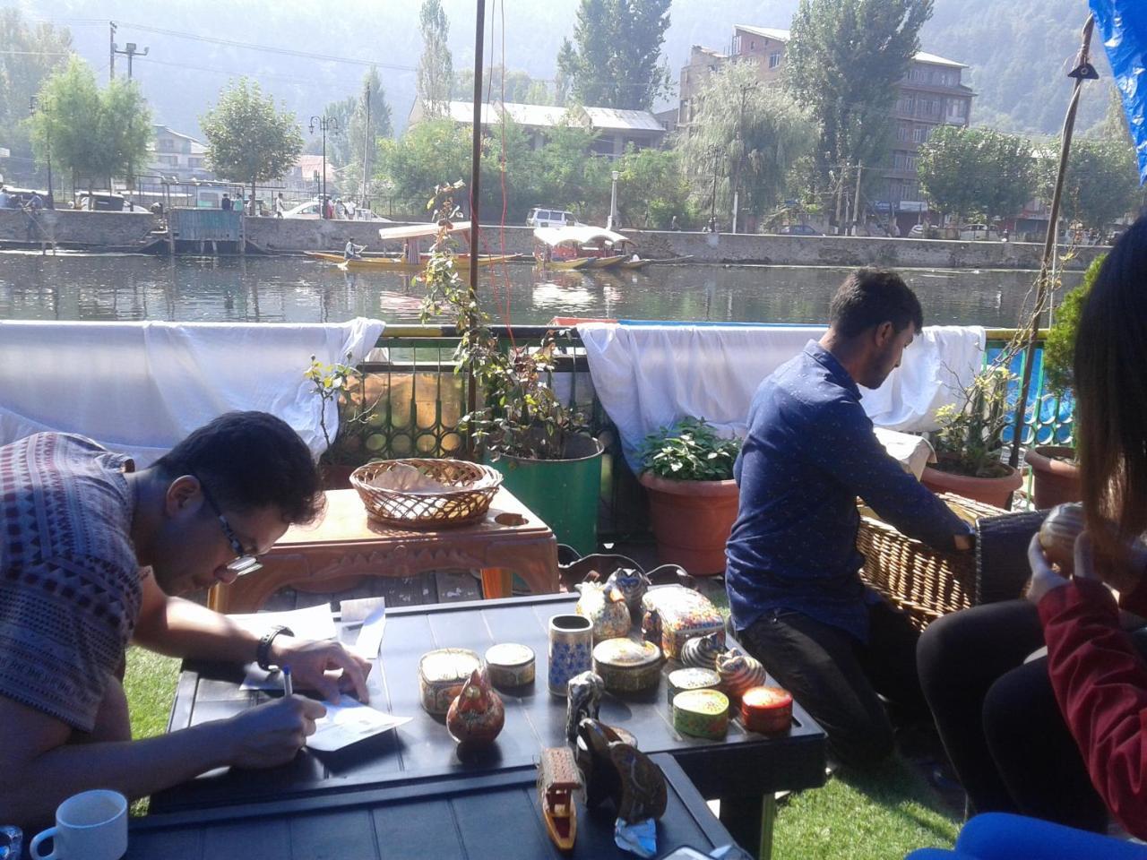 S Group Of Houseboat Hotel Srinagar  Exterior photo