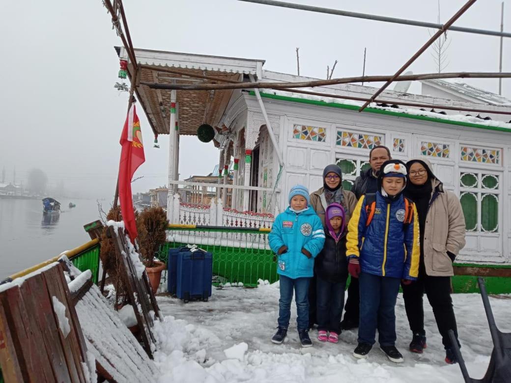 S Group Of Houseboat Hotel Srinagar  Exterior photo