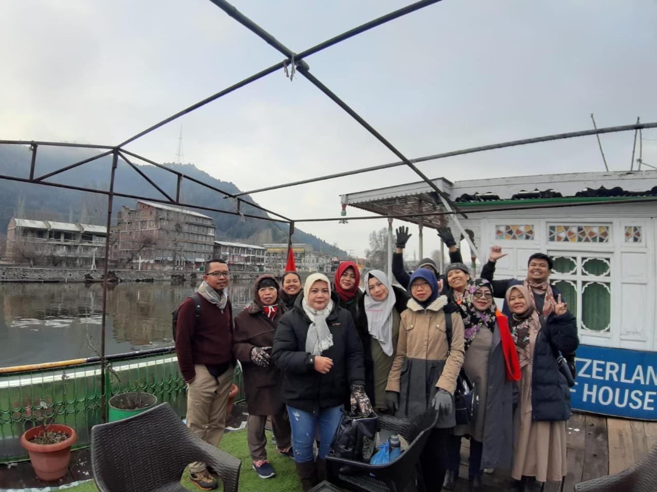 S Group Of Houseboat Hotel Srinagar  Exterior photo