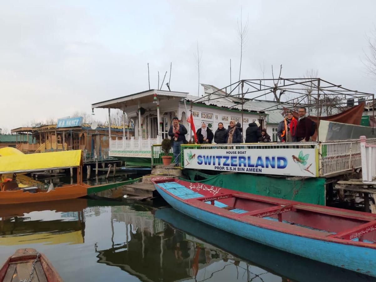 S Group Of Houseboat Hotel Srinagar  Exterior photo